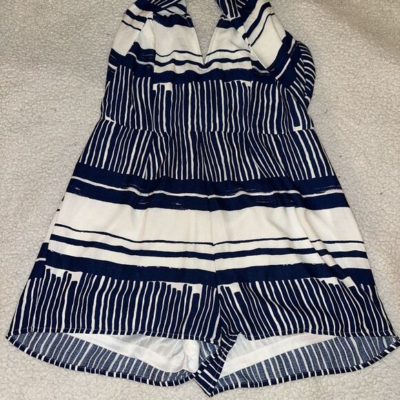 Lulu’s XL Delphi Style Women’s Tie Front Romper Strapless Navy Blue White EUC - Picture 2 of 10
